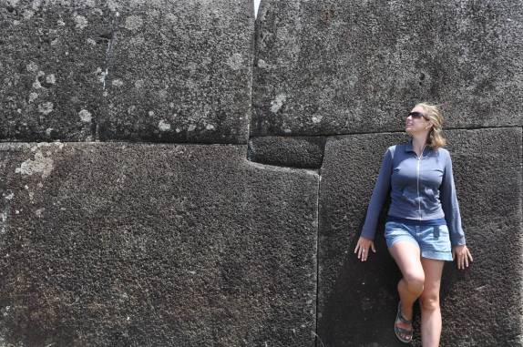 Ruínas de traços incas em Rapa Nui (ou Ilha de Páscoa), ilha chilena no meio do Oceano Pacífico. Terá havido algum contato?